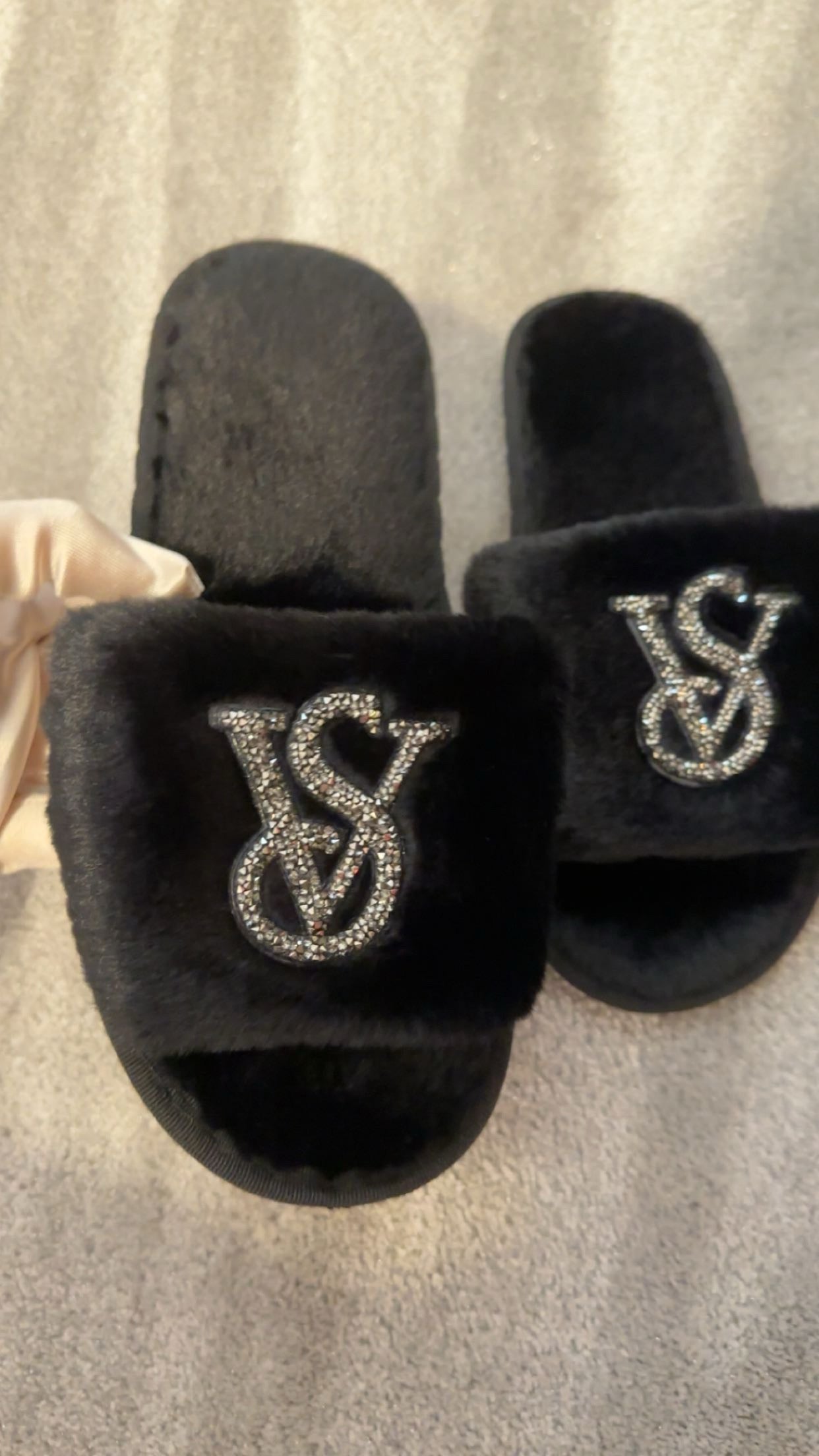 PRE ORDER VS fluffy slippers
